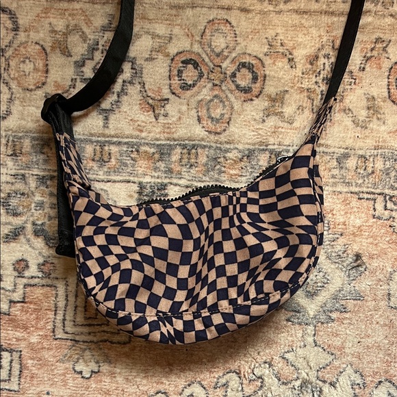 BAGGU Handbags - BAGGU TRIPPY mini Checkerboard Crescent Crossbody Bag in Navy & pink NWOT RARE